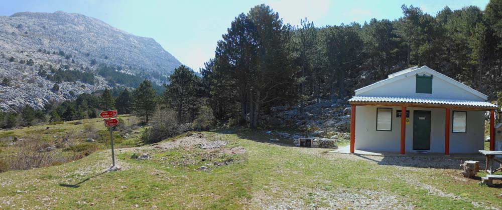 kurz darauf die kleine Berghütte mit Brunnen und Grillplatz