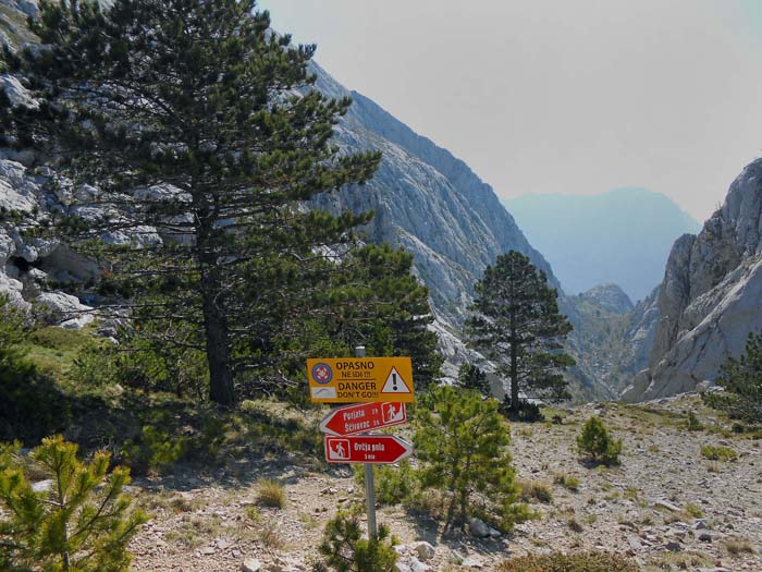 am Sattel, der den Bukovac vom Hauptkamm trennt; die Warnung vor der SO-Schlucht ist eindeutig - im Bericht weiter unten können wir Erich auf seinem Weg da herauf begleiten