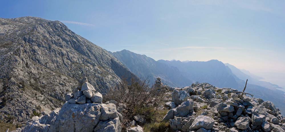 Gipfelblick nach SSO: links der Ščirovac, hinter dem dunklen Kamm lugt der Sveti Jure hervor, rechts unten die Hafenstadt Makarska