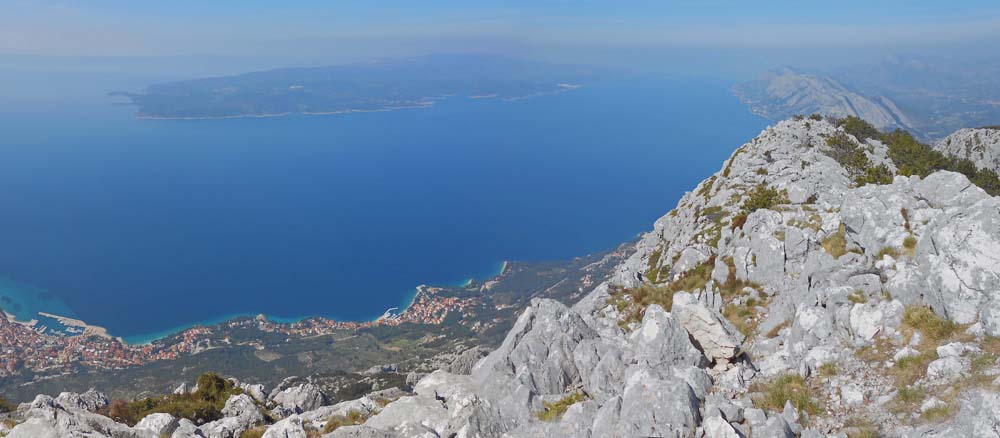 rechts anschließend die Urlaubsorte Baška Voda und Brela, darüber die Insel Brač