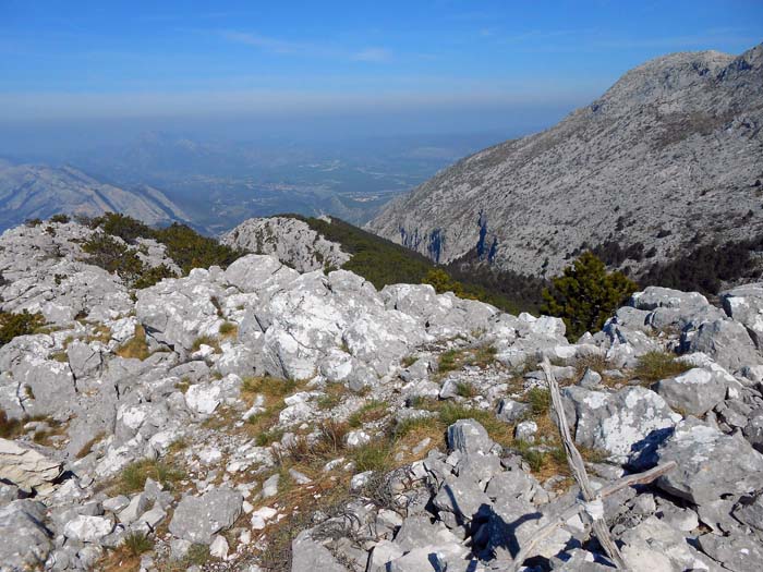 für den Abstieg kann man auch ein Stück weglos den NW-Grat hinunterturnen, man kommt dann bei der Hütte wieder auf den markierten Weg