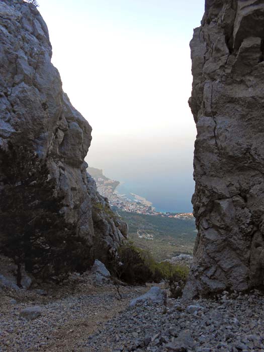 auf der Extremwanderung durch die gestaffelten Wände oberhalb von Brela erreicht man unter Umständen, abschnittsweise über Wildfährten, diese U-förmige Scharte („Ždrilo“) mit Blick auf Baška Voda 