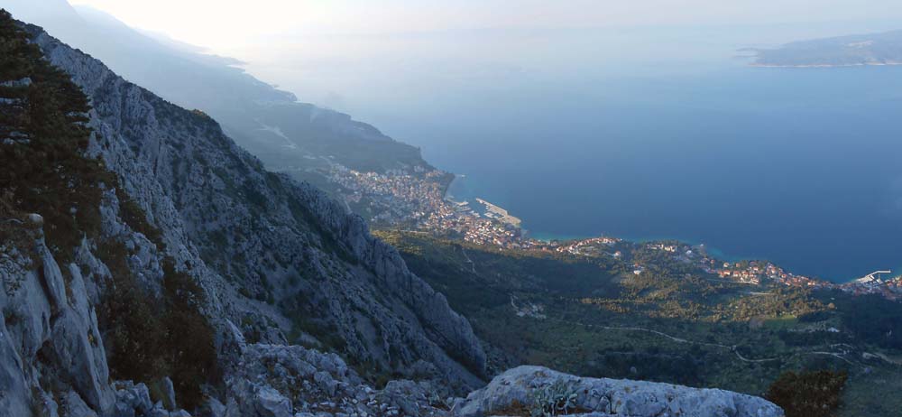 vom so erreichten Kamm erkennt man ganz hinten im Dunst die Insel Hvar; der schlanke Felsgrat über Baška Voda bietet an seiner Meerseite für Kletterer zwei Dutzend gut eingerichtete Mehrseillängenrouten