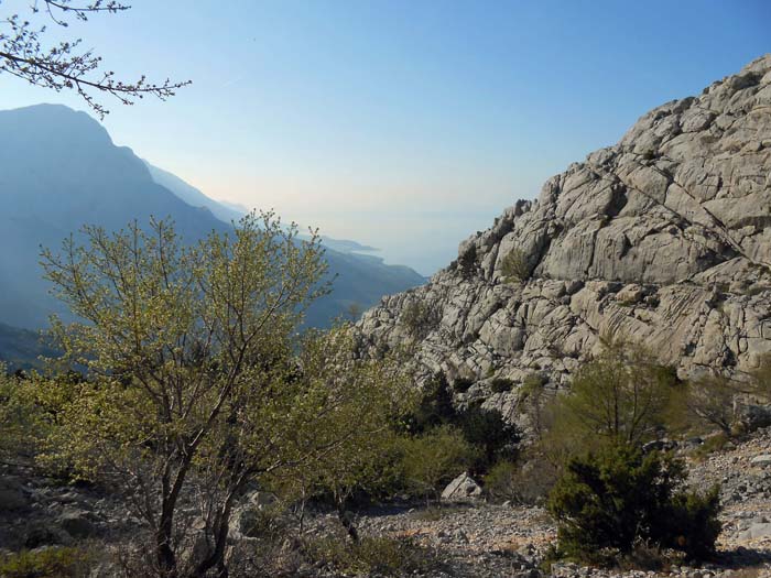 ... auf die teils begrünten Schutthalden beim Einstieg zur längsten Kletterroute Kroatiens