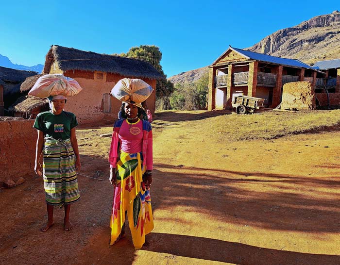 die Dorfschönen lassen sich gern ablichten und bestaunen sich begeistert auf den Bildern die Dorfschönen lassen sich gern ablichten und bestaunen sich begeistert auf den Bildern