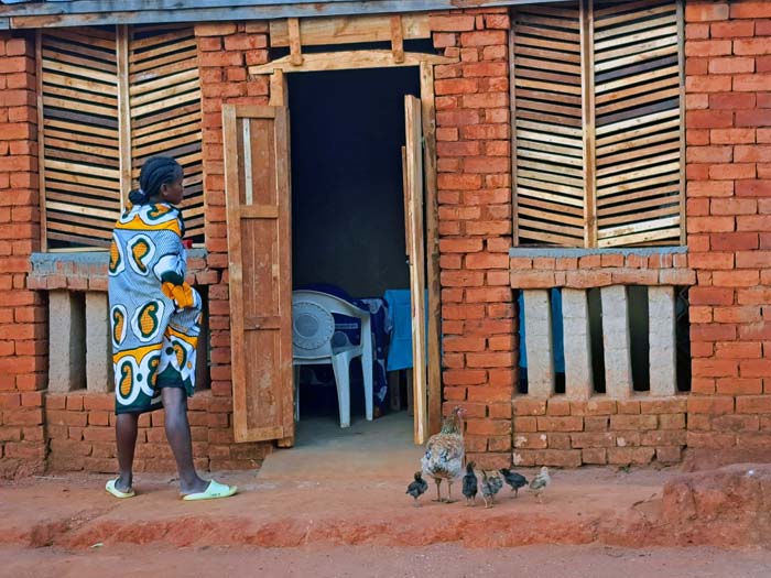 die Familie unseres Führers gehört zu den wohlhabenderen des Dorfes, wir werden ins Wohnzimmer geladen, welches blitzsauber ist, obwohl es ständig von allerlei Haustieren frequentiert wird die Familie unseres Führers gehört zu den wohlhabenderen des Dorfes, wir werden ins Wohnzimmer geladen, welches blitzsauber ist, obwohl es ständig von allerlei Haustieren frequentiert wird