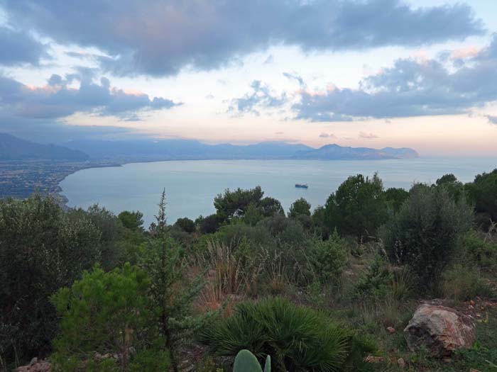 frühmorgens auf dem Cozzo San Pietro, dem westl. Nachbargipfel des Catalfano; er ist zwar 30 m niedriger, bietet aber eine umfassende Aussicht auf die fünftgrößte Stadt Italiens mit knapp 700.000 Einwohnern