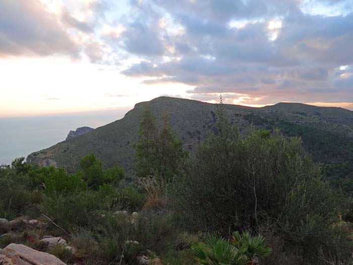 Blick vom Cozzo San Pietro auf den Monte Catalfano, links die Felsen des Capo Zafferano