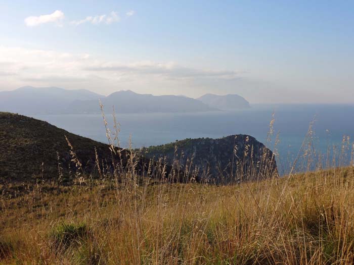 wir übersteigen weglos den Vorgipfel; Blick gegen NW aufs Capo Gallo