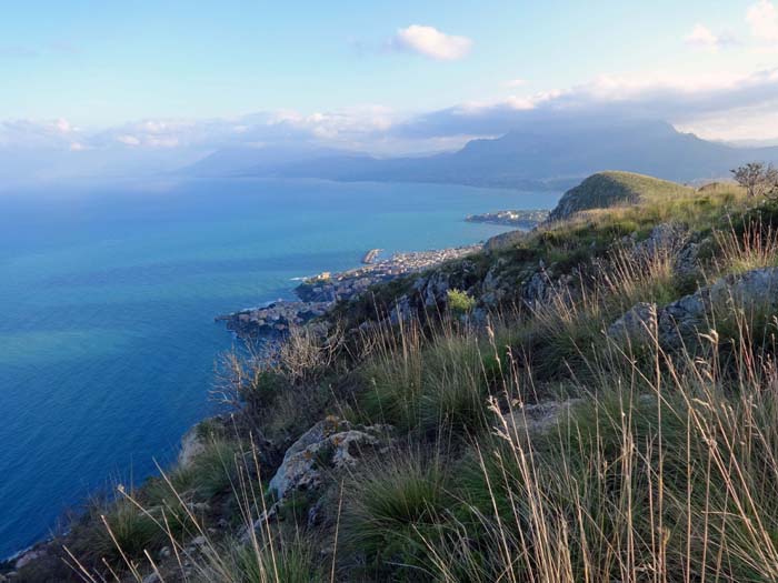 Gipfelblick vom Catalfano gegen SO (Santa Flavia); nach dem Besuch des weltberühmten Normannendoms stellen wir noch eine etwas weiter östlich gelegene Küstentour vor