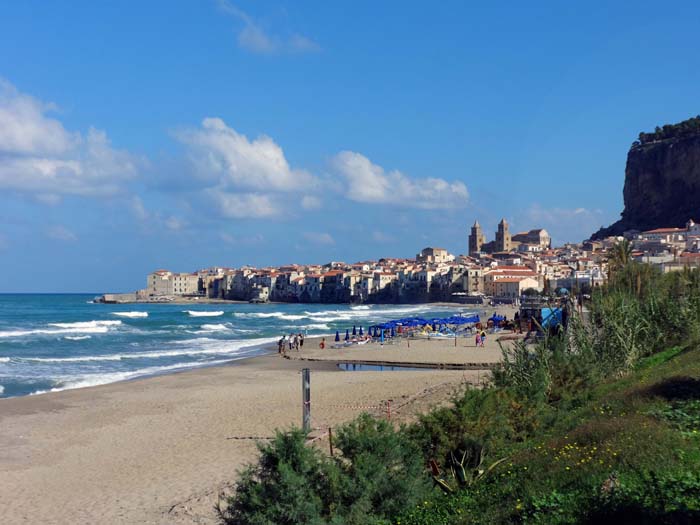 auch der Badeort Cefalù, malerisch unter einem 270 m hohen Felsberg gelegen, ...