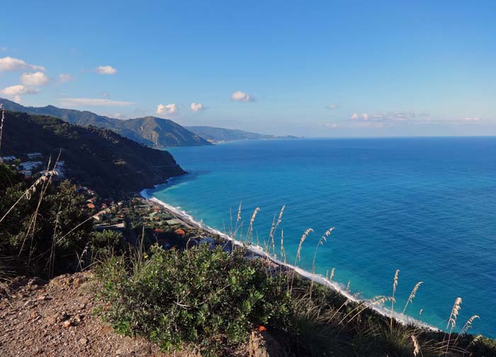 ... und nach Westen (Palermo); der Spaziergang kann von hier als Rundgang über den Monte Pizzicalori zurück zum Parkplatz ausgedehnt werden, s. Rother-Führer