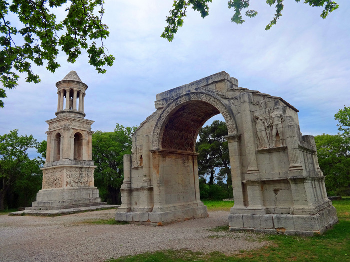 der Triumphbogen der alten Römerstadt Glanum am Nordfuß der Caume