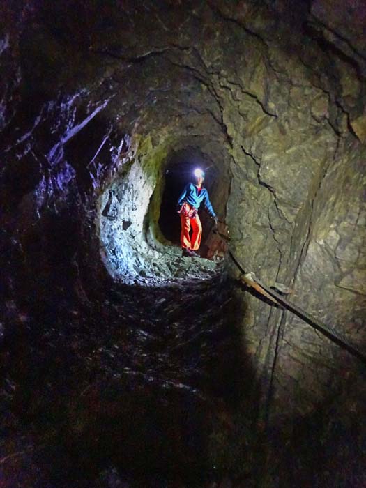 der schräg nach oben führende Stollen hat eine Gesamtlänge von 185 m ...