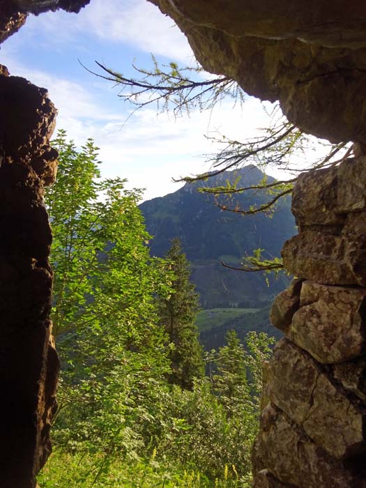 ... und mehrere Öffnungen nach außen, hier mit Blick zum Polinik (s. Archiv)