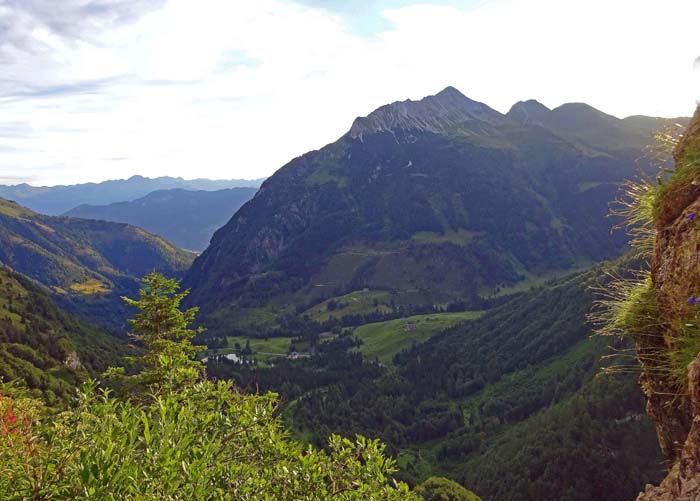 auf ca. 1700 m gelangen wir wieder ans Tageslicht