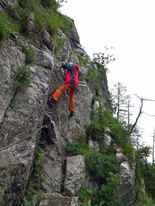 den Einstieg zum Oberst Gressel Klettersteig erreicht man schon nach zehn Minuten ab Plöckenpass; die Ferrata empfängt uns gleich mit einem frei am Stahlseil baumelnden Felsbrocken