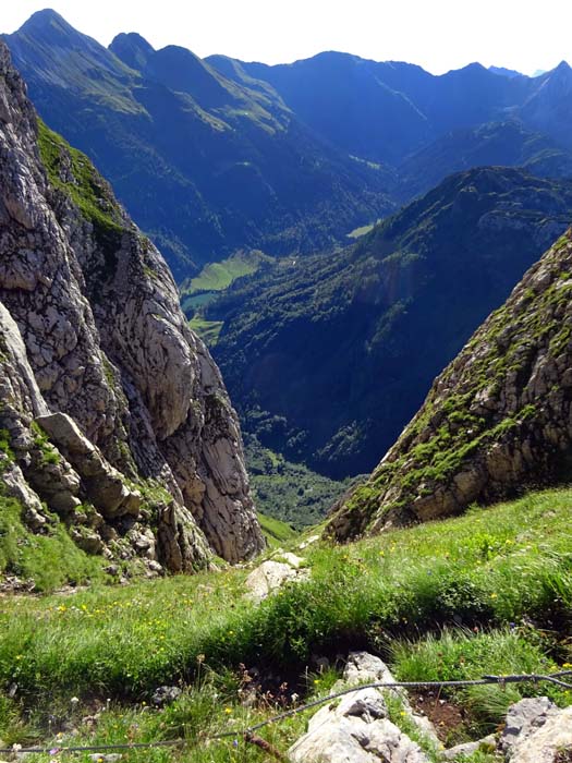 ... in einen grünen Sattel, wo die Schrofenrinne des Steinbergerweges heraufkommt