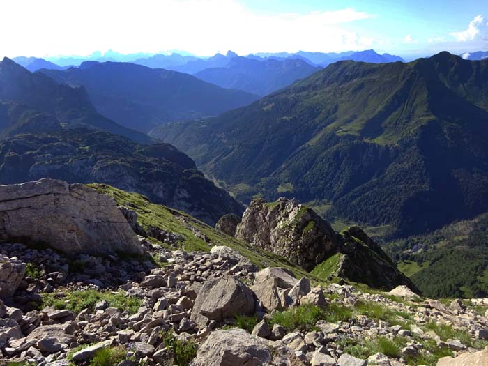 auf der anderen Seite der Ausstiegsrücken des Senza Confine Klettersteigs, ganz hinten die Julischen Alpen