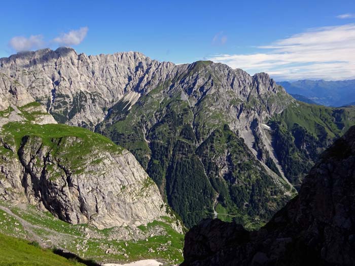 ... existiert nach Norden zu ein Direktabstieg durchs Hohe Tal zur Unteren Valentinalm - nur für erfahrene, ortskundige Kraxler, I-II, lt. Holls AV-Führer „Vertrautheit mit steilem, grasdurchsetztem Gelände erforderlich“(!)