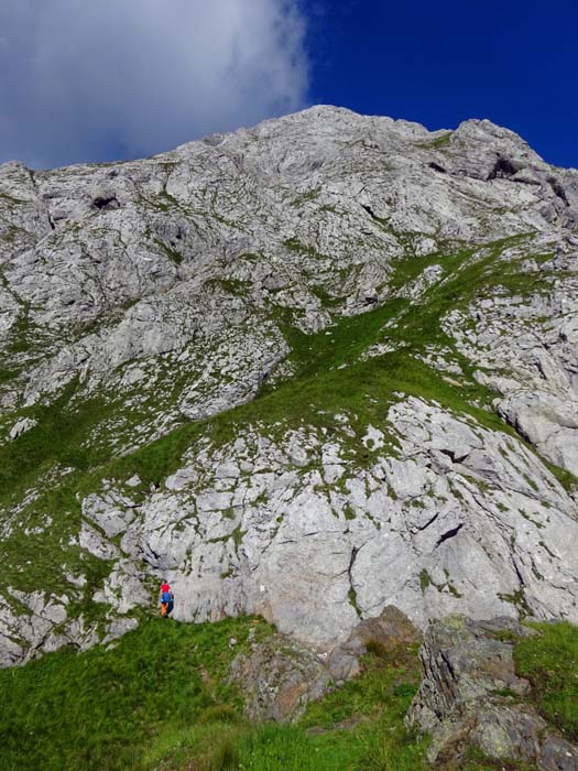 an ihrem westlichen Ende der Einstieg in die Felsen des Kollinkofel, auf den uns noch über 600 Hm fehlen