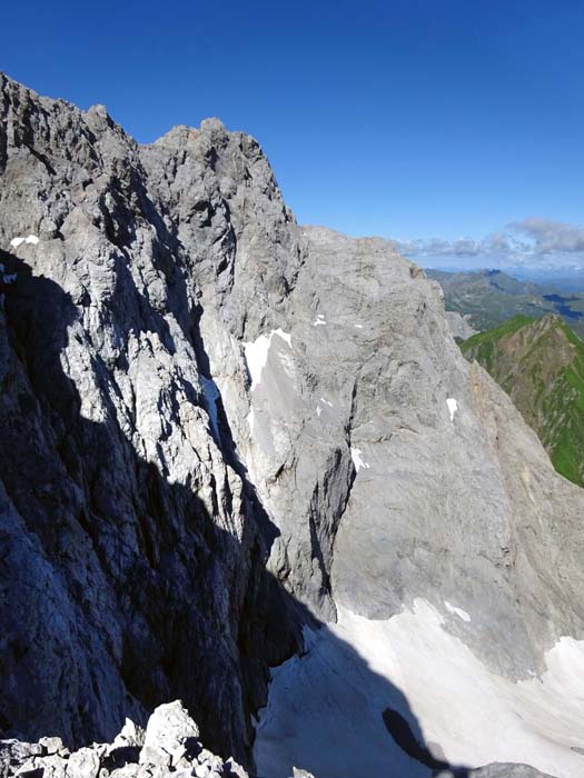 ... und schließlich auf den Nordostgrat mit Blick ins Eiskar und auf die Kellerspitzen