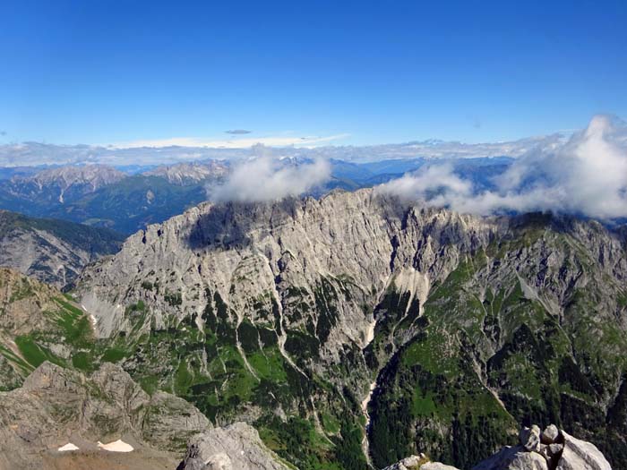 es dominiert der Blick auf Mooskofelkamm und Lienzer Dolomiten