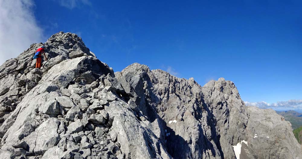 hinterm Kollinkofel gäbe es noch den alten Kriegssteig hinüber auf die Kellerspitzen, doch von Süden ziehen wieder dichte Wolken auf