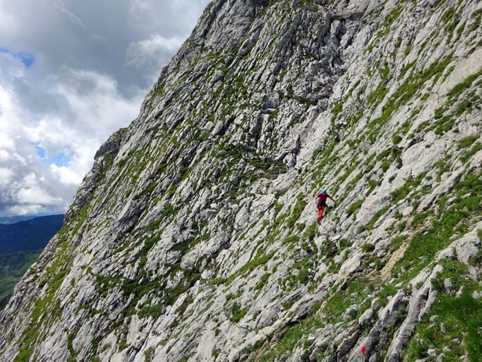 ... sowie auch die folgende, längere Passage sind mit Bohrhaken ausgestattet