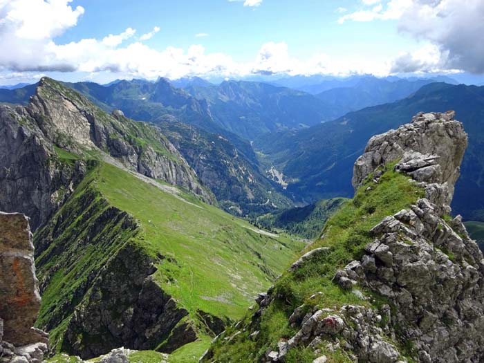 in der kleinen Scharte über der Grünen Schneide sind wir auch wettermäßig wieder aus dem Schneider; von der Cresta steigen wir rechts hinunter ...