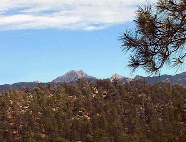 vom westl. Rand des Parks gesehen erheben sich die höchsten Gipfel der Baja über weitläufige, bewaldete Granitplateaus