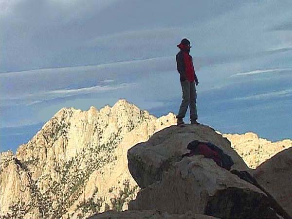 kurz vor Sonnenuntergang am Gipfel der Botella Azul; dahinter der lange Pinnacle Ridge zum Picacho del Diablo