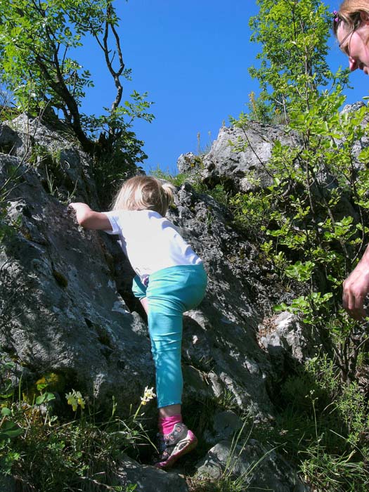 Ronja versucht sich begeistert an den alpinen Akzenten der Stadtwanderung