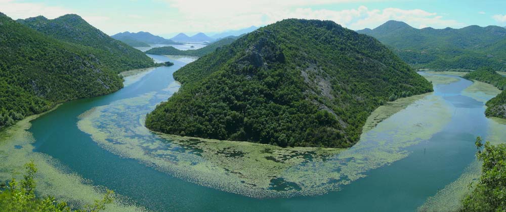 keine 20 km weiter südöstlich ein völlig andersartiges Landschaftsbild - die windungsreiche Rijeka Crnojevića legt ihren letzten Mäander rund um den 199 m hohen Lisinj, bevor sie endgültig mit dem Skadarsee verschmilzt