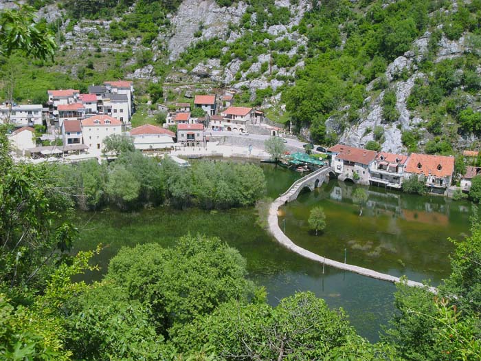 nach kurzem Anstieg erreichen wir die Hügelkuppe mit den wenigen Häusern des alten Ortes  ...