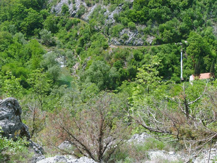 nach einigem Auf und Ab stehen wir am oberen Ende eines Geröllhanges und überblicken das wildromantische Flusstal mit der „Levada“