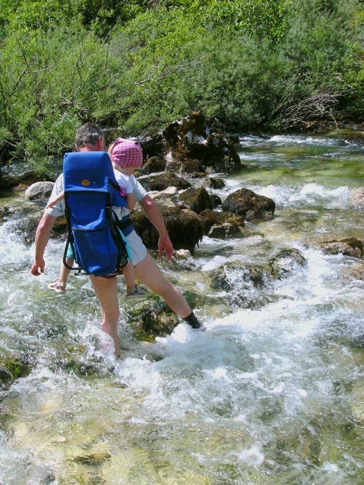 die Felsen des markierten Flussüberganges sind heuer noch komplett überspült, aber nach eifriger Rodung des Uferdschungels werden wir etwas weiter flussaufwärts fündig