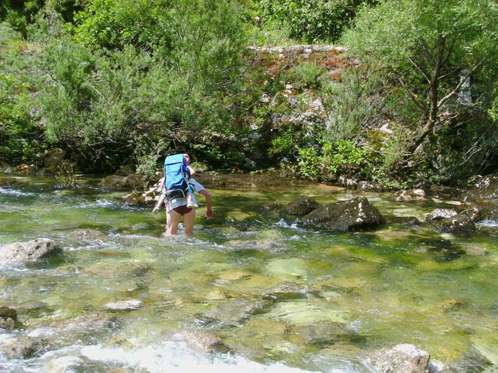 nach Papas Solo-Probedurchlauf gelangt auch Ronja sicher ans andere Ufer: für solche Aktionen haben sich Trekking-Sandalen gut bewährt