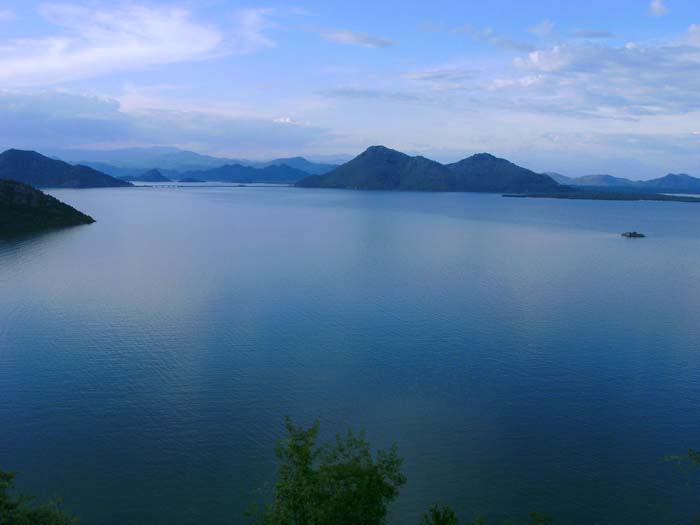 die Godinjskibucht; ganz rechts die kleine ehemalige Gefängnisinsel Grmožur, auf der man nur Nichtschwimmer-Gefangene beherbergte - und Nichtschwimmer-Wärter: Wenn einem Insassen dennoch die Flucht gelang, musste dafür sein Wärter das restliche Strafausmaß absitzen