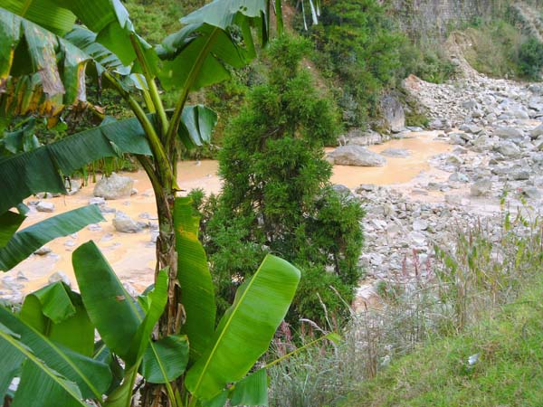 unterwegs hinauf zum Hochplateau, Flusstal bei Umlympung