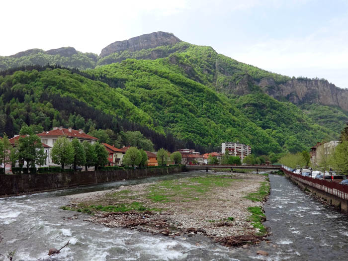 ins enge Tal des Beli Vit zwängt sich der 10.000-Seelen-Ort Teteven; südwestl. darüber die Petrahilya, 1179 m, mit markiertem Rundwanderweg über den Gipfel