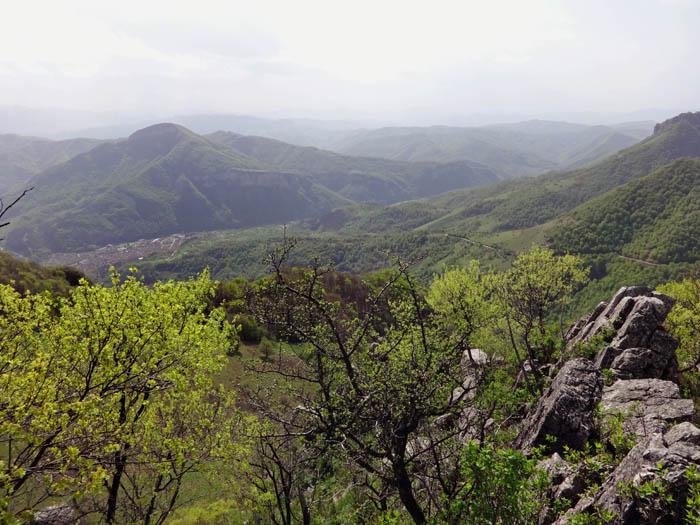 ... erreichen wir schließlich den Gipfel; Blick nach SW auf Teteven und Petrahilya