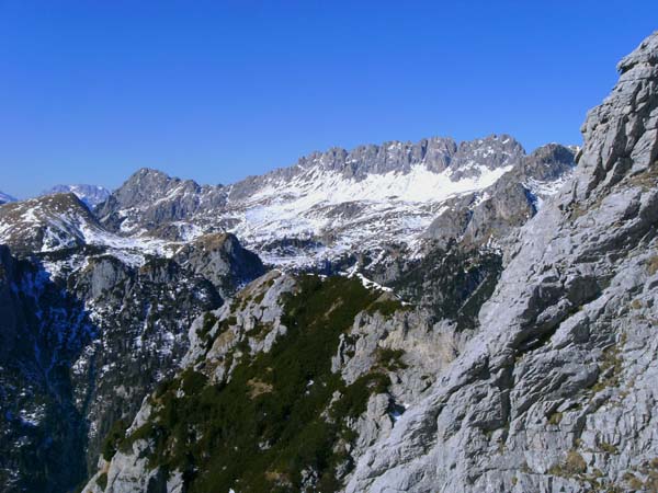 in halber Höhe wird nach W zu der Blick auf die Rinaldogruppe frei