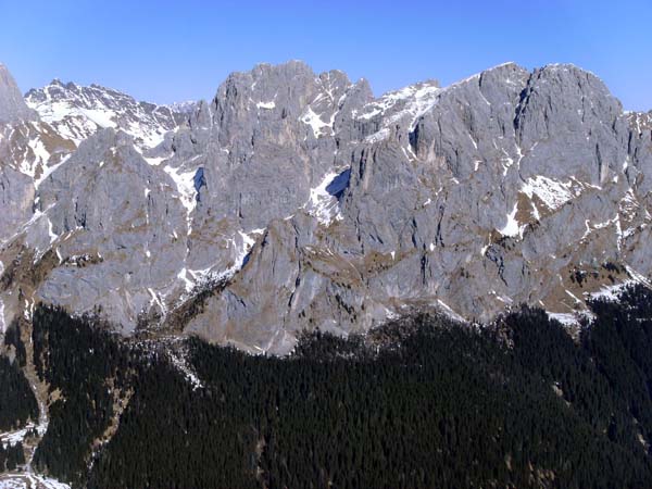 im N der Monte Avanza, ein besonderer Leckerbissen für Schitourengeher; gut ist die herrliche Schluchtabfahrt diagonal durchs Bild zu erkennen