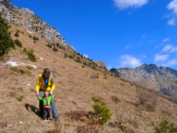 die letzten Meter zurück zum Sattel geht Ronja schon (fast) alleine