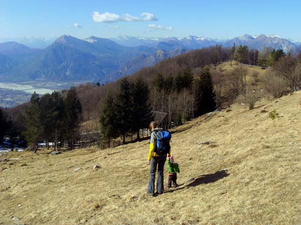 kurz vor der Alm; das Auto steht noch in Schnee und Eis