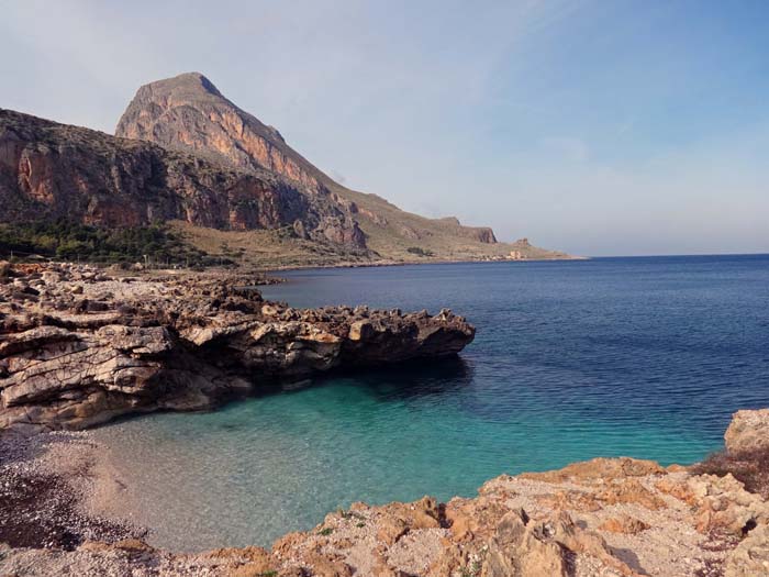 wir starten an der mit kleinen Badebuchten durchsetzten Felsküste des Golfo del Còfano