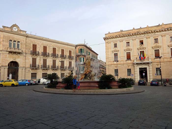 auch Siracusa dokumentiert eindrucksvoll die wechselvolle Geschichte der Insel; im Zentrum der Altstadt - hier die Piazza Archimede - stehen uralte griechische Tempelreste, ...