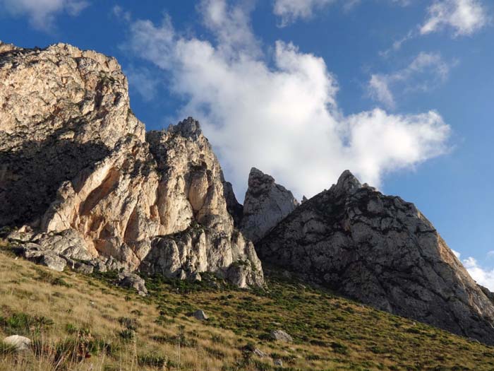 ... wird überragt von den malerischen Felsmassiven der Nordwestflanke des Berges