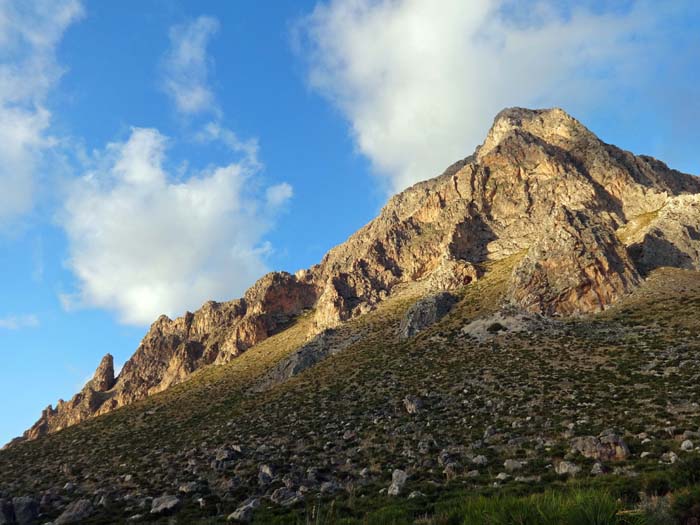 Blick auf die Südflanke und den gesamten Südwestgrat des Monte Còfano